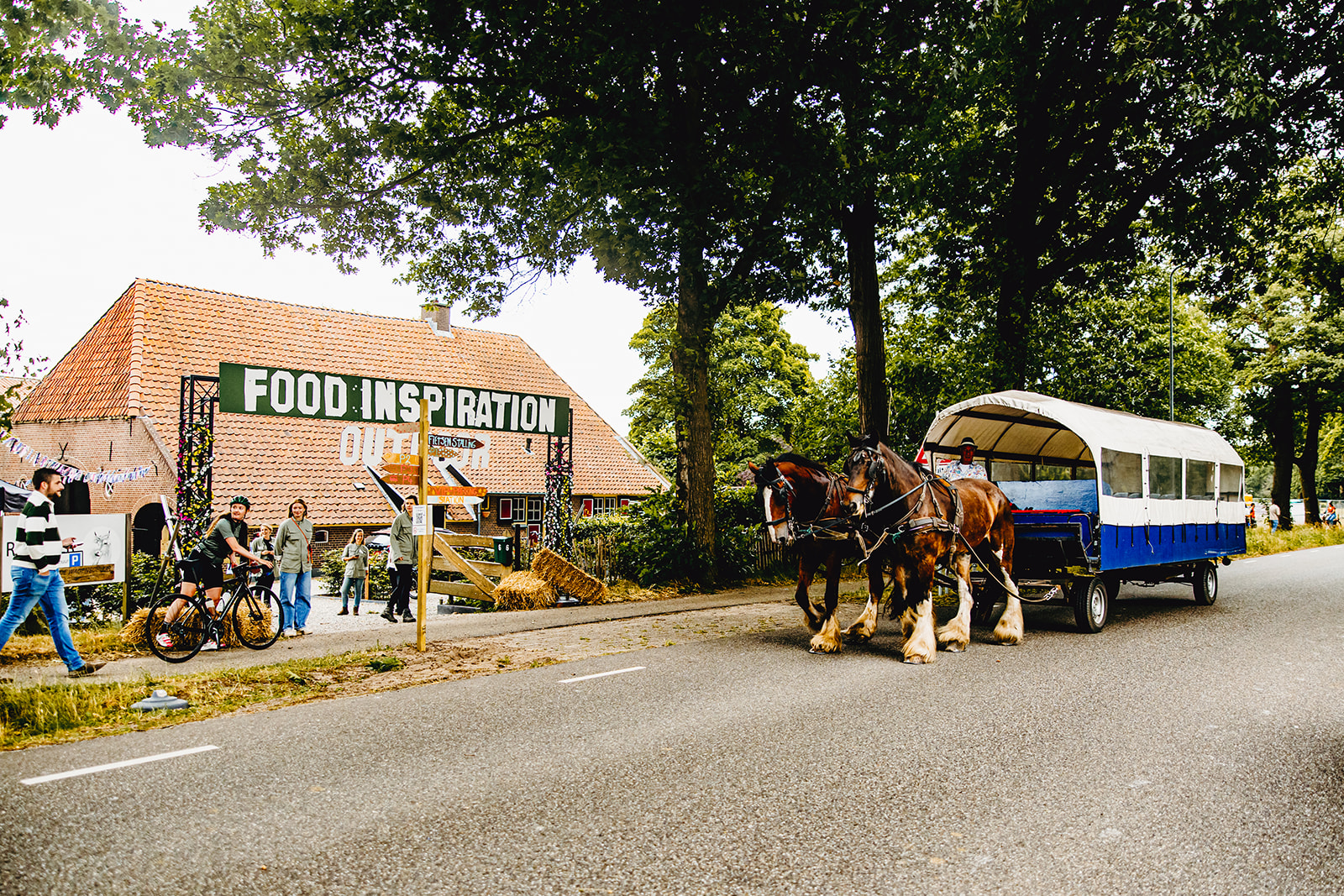 Vervoer naar het terrein met paard en wagen